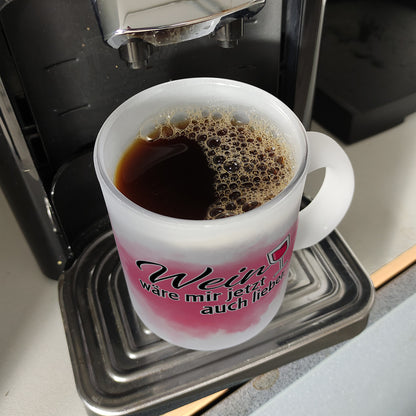 Wein wäre mir jetzt auch lieber Glas Tasse Dieser Kaffeebecher eignet sich nicht nur für Tee und Kaffee. Du könntest auch heimlich einen Schluck deines Lieblingsweines daraus trinken! mit Weinglas, Aufschrift Motiv