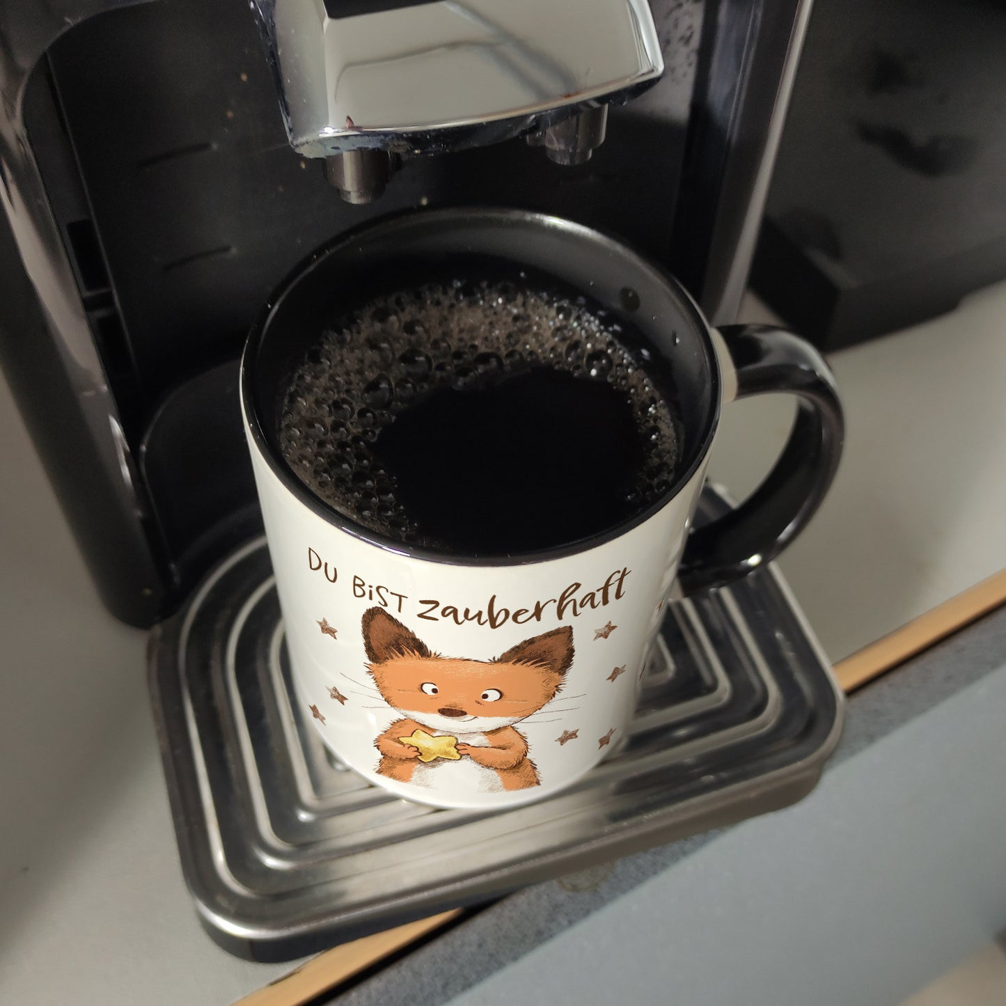 Fuchs Kaffeebecher in schwarz mit Spruch Du bist zauberhaft