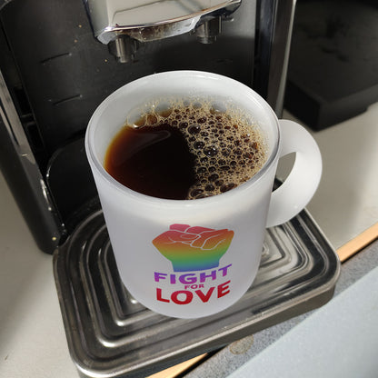 Fight for Love Glas Tasse mit Faust in Regenbogenfarben