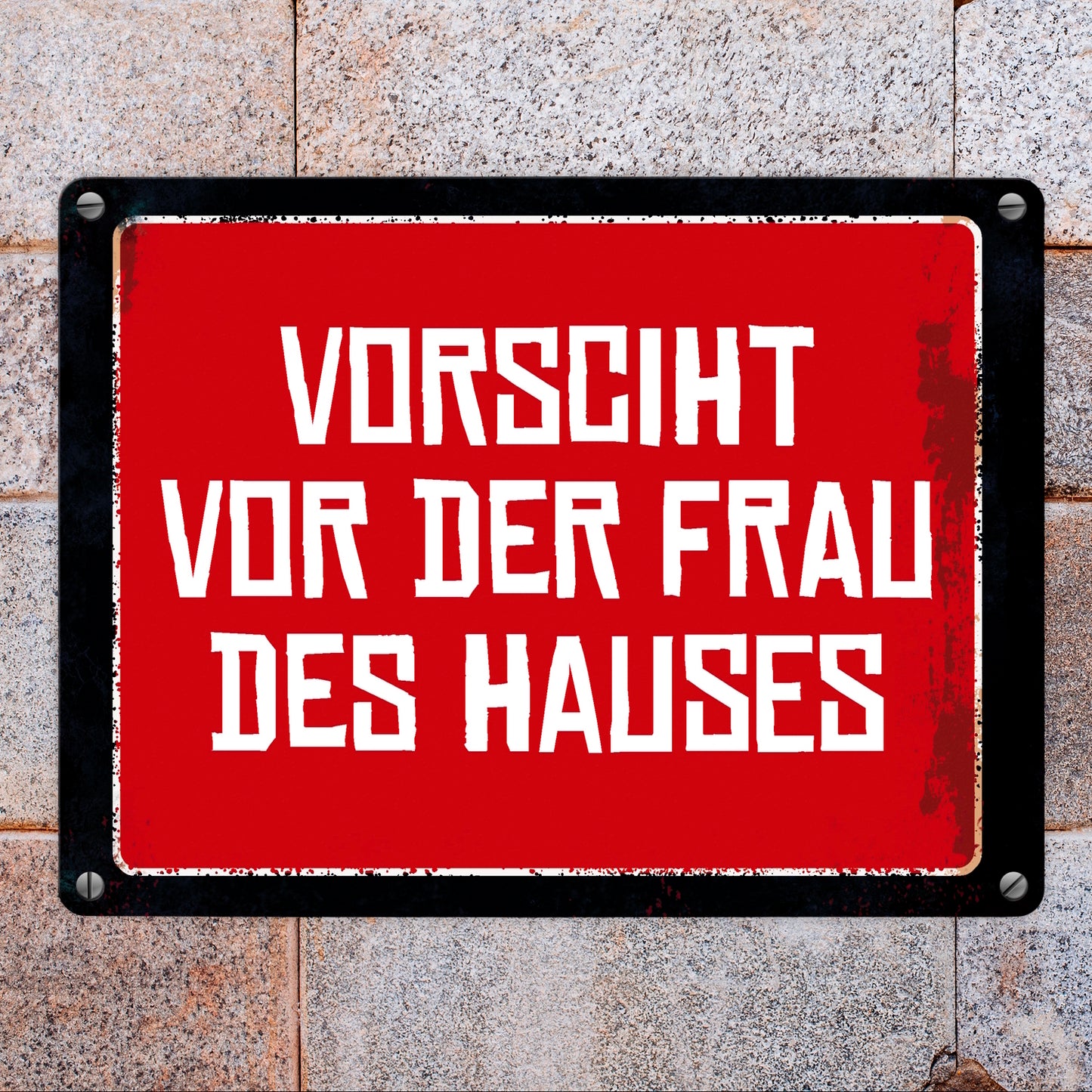 Vorsicht vor der Frau des Hauses Warn- und Hinweisschild im Used-Look