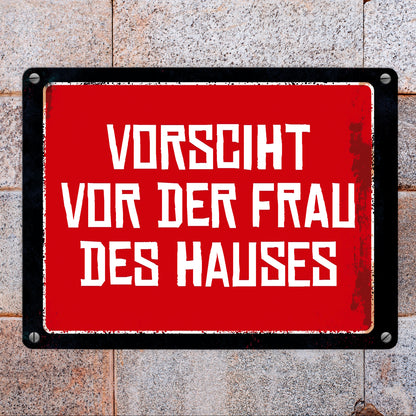 Vorsicht vor der Frau des Hauses Warn- und Hinweisschild im Used-Look