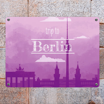 Metallschild in 15x20 cm für Fans von Städtetrips mit der Silhouette von Berlin in lila