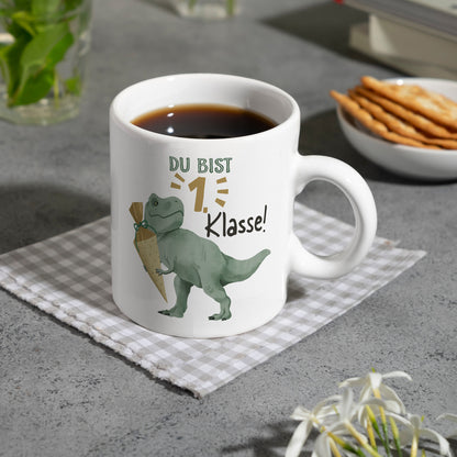 Dino mit Schultüte Kaffeebecher mit Spruch Du bist 1. Klasse!