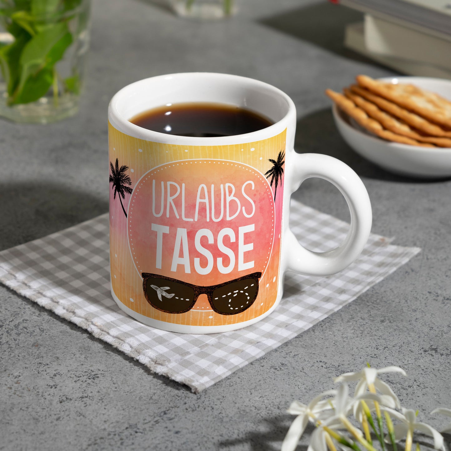 Kaffeebecher mit sommerlichem Urlaub Motiv und Spruch: Urlaubs Tasse