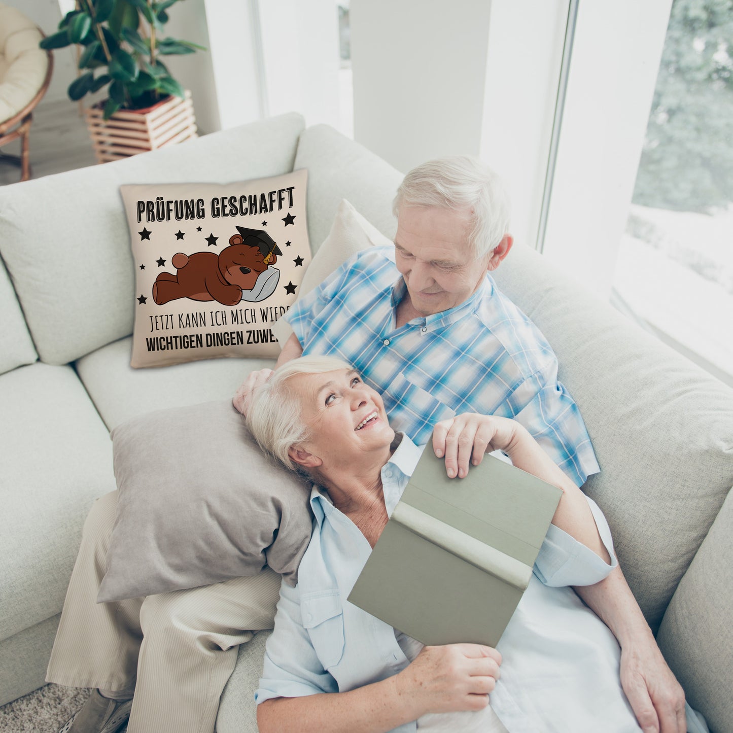 Schlafender Bär mit Doktorhut Kissen mit Leinenoptik mit Spruch Prüfung bestanden