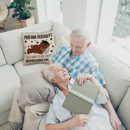 Schlafender Bär mit Doktorhut Kissen mit Leinenoptik mit Spruch Prüfung bestanden