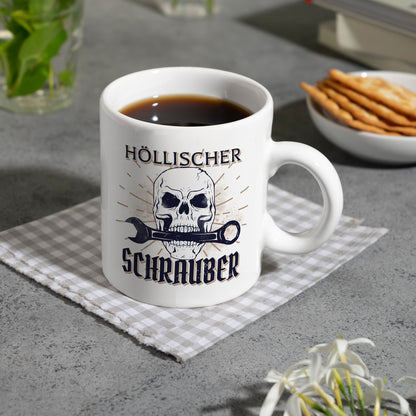 Höllischer Schrauber Kaffeebecher mit Totenkopf und Schraubenschlüssel Motiv