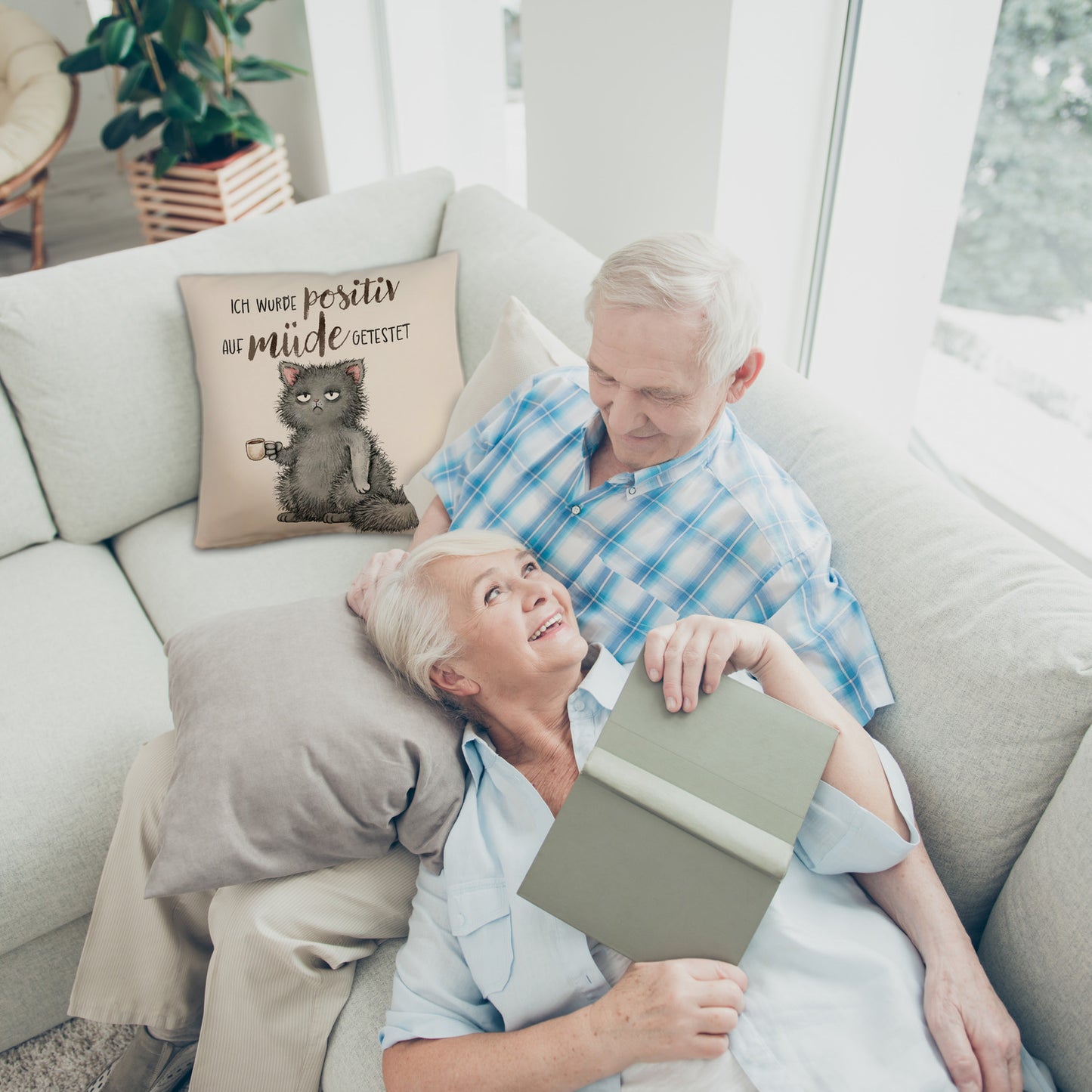 Genervte Katze Kissen mit Leinenoptik mit Spruch positiv auf müde getestet