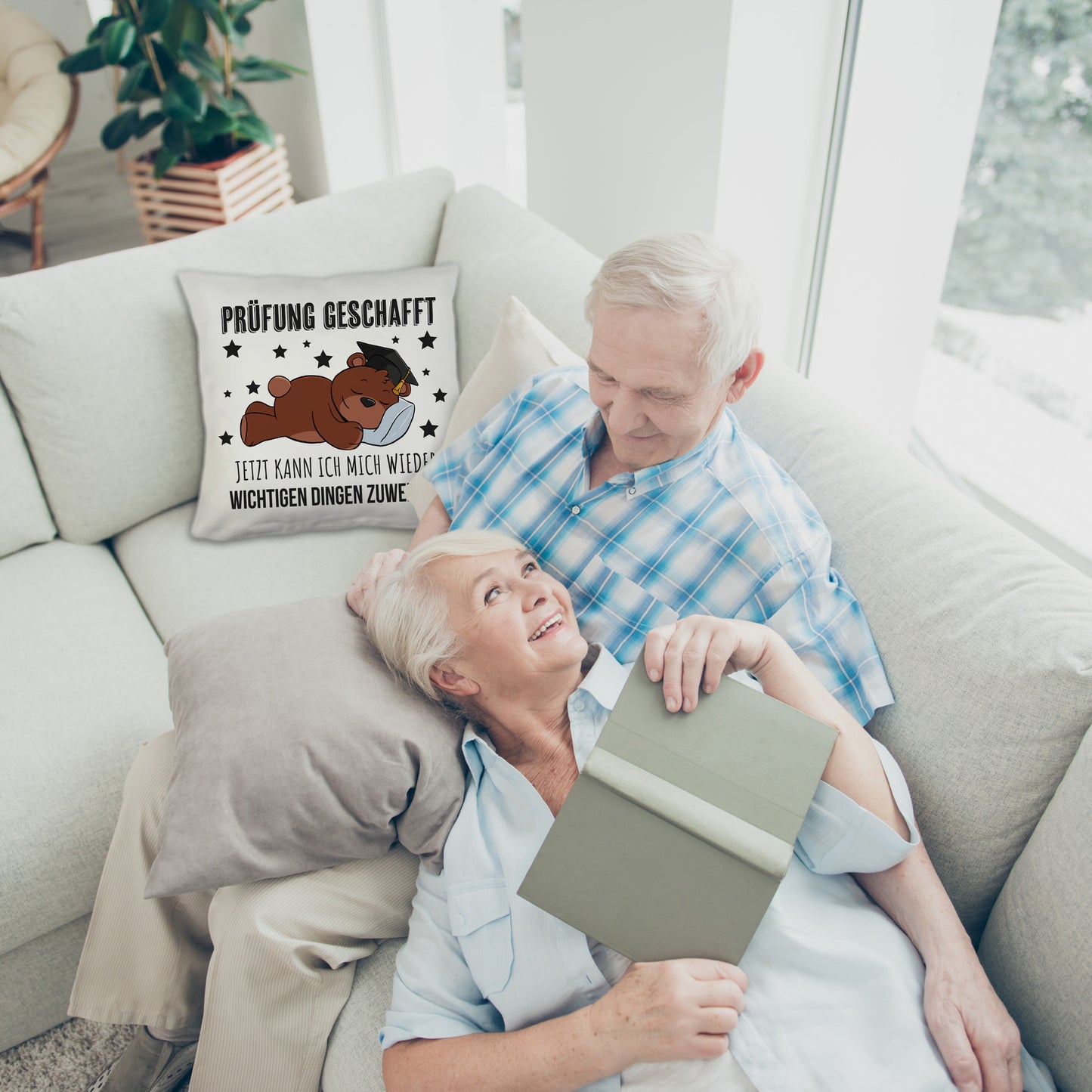 Schlafender Bär mit Doktorhut Kuschelkissen mit Spruch Prüfung bestanden