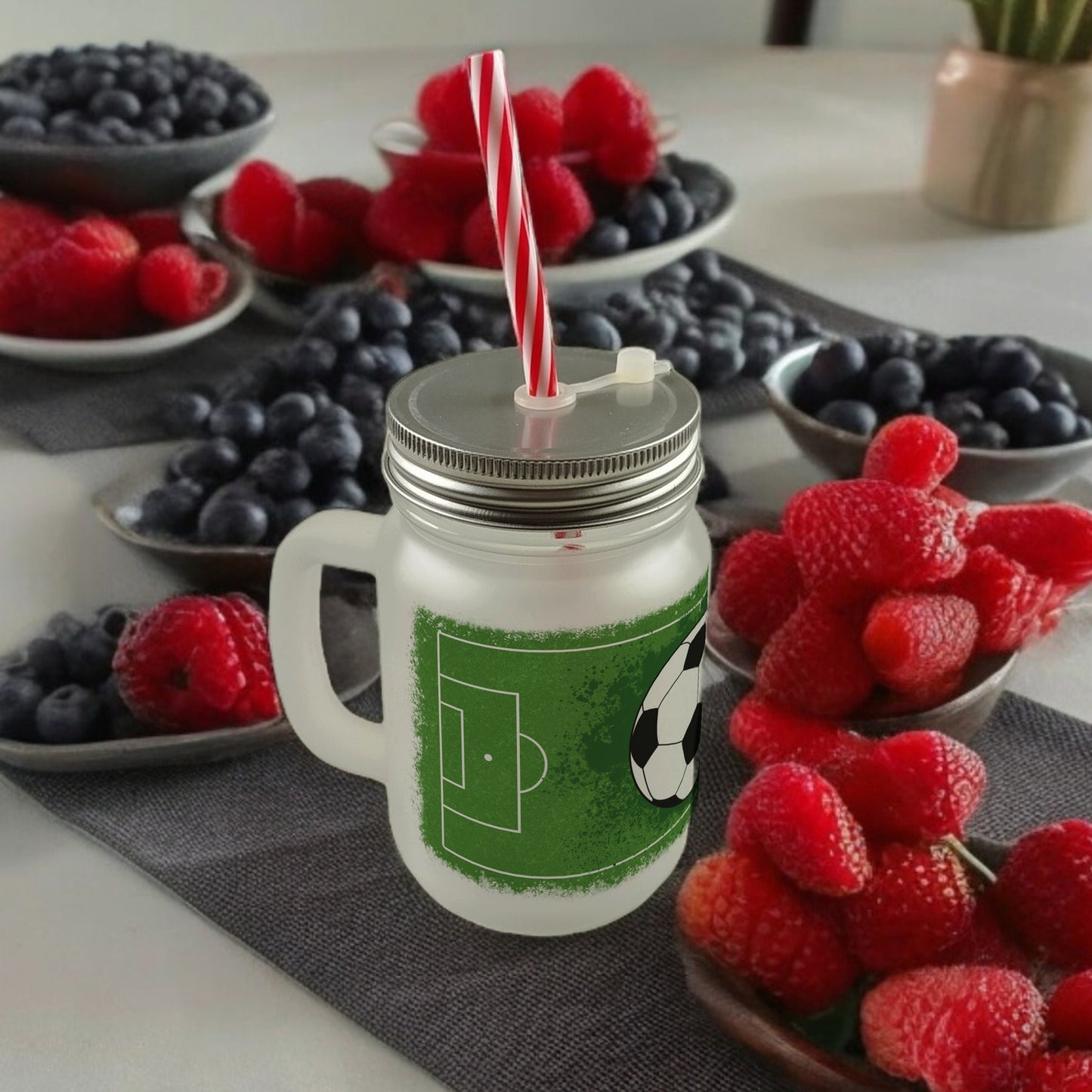 Fußball mit Fußballfeld Mason Jar Henkel Trinkglas mit Deckel