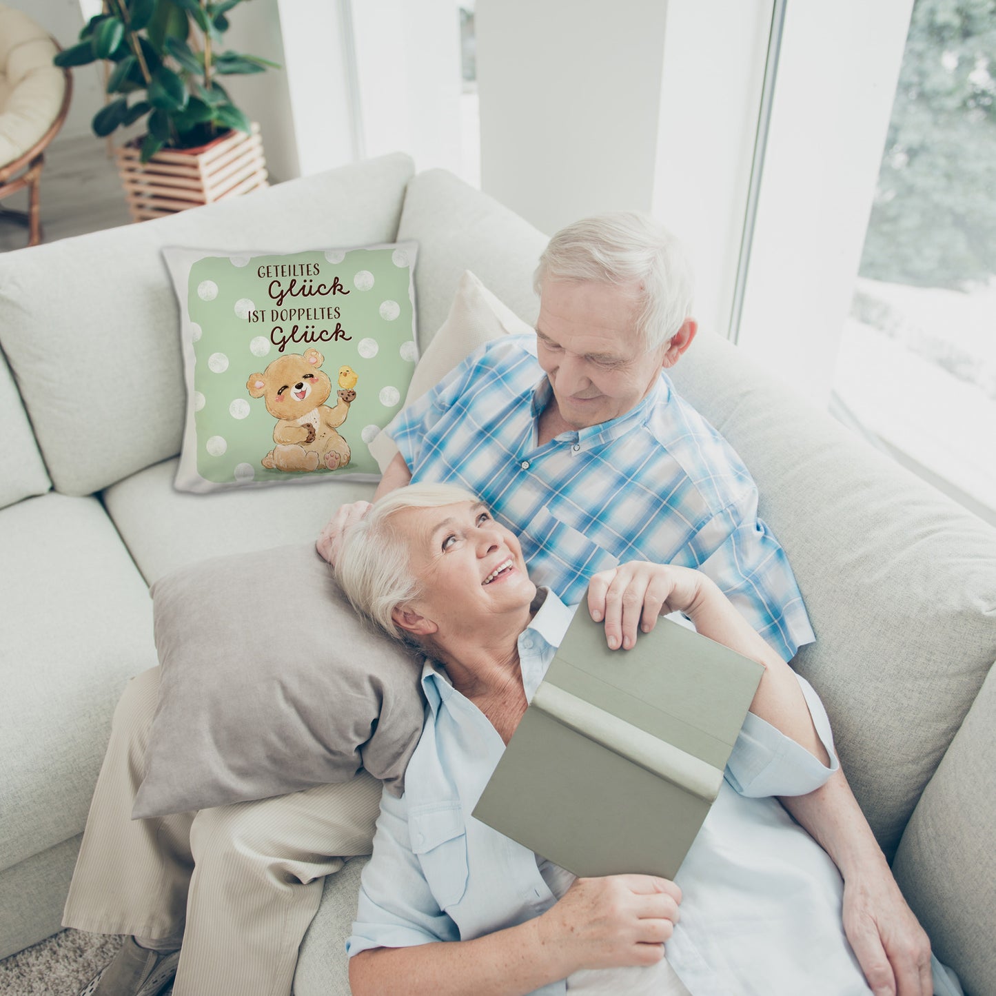 Bär Kuschelkissen mit Spruch Geteiltes Glück ist doppeltes Glück