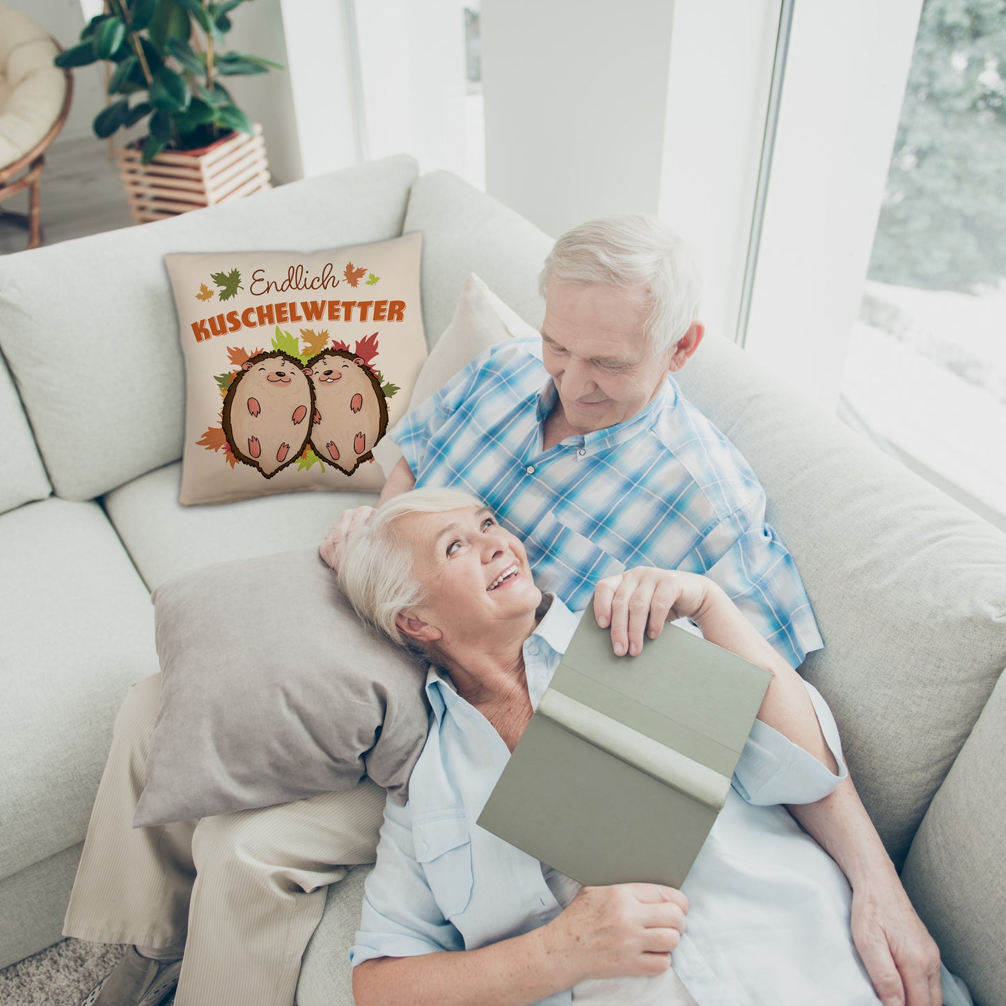 Endlich Kuschelwetter herbstliches Kissen mit Leinenoptik mit Igelpaar