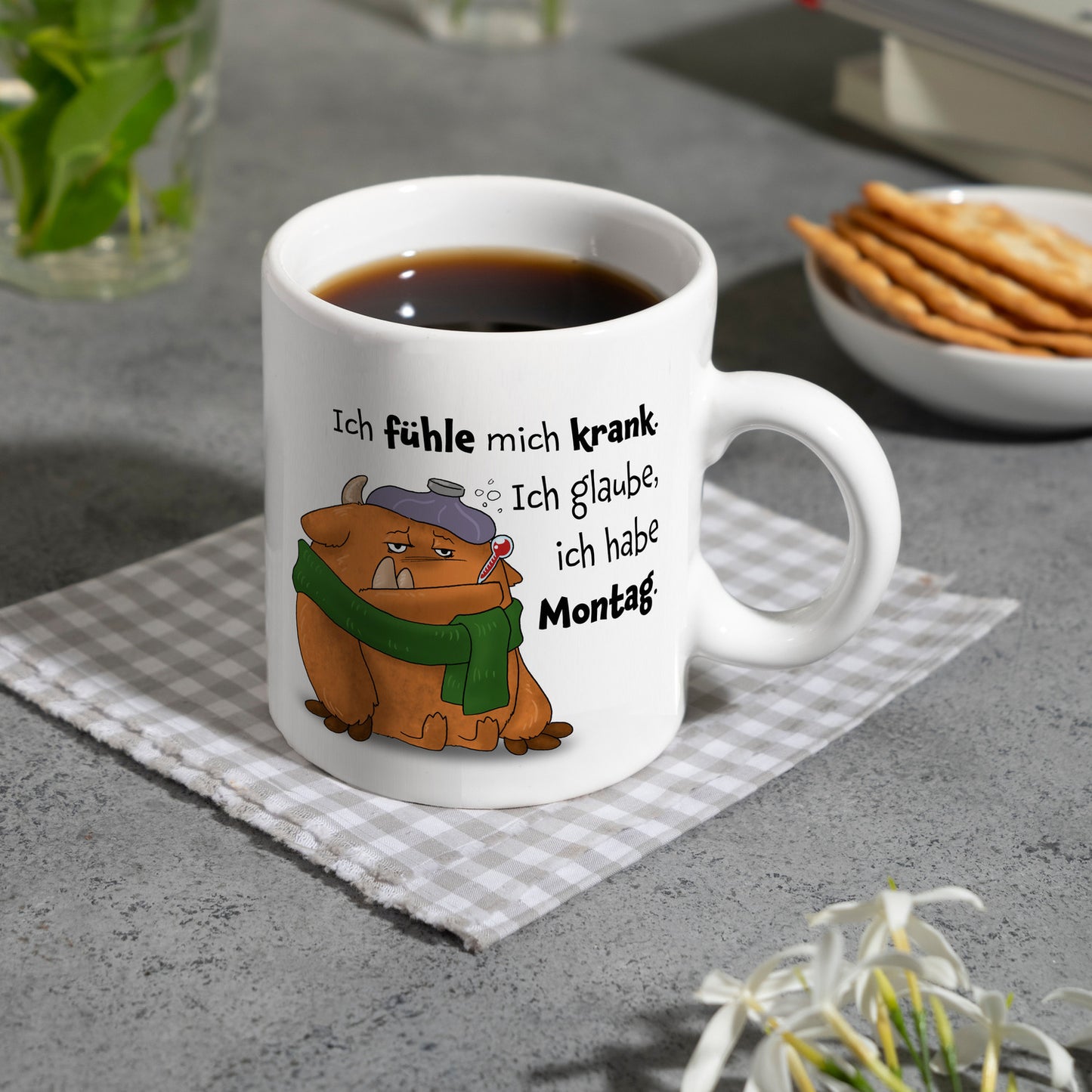 Freches Monster in orange Kaffeebecher mit lustigem Spruch