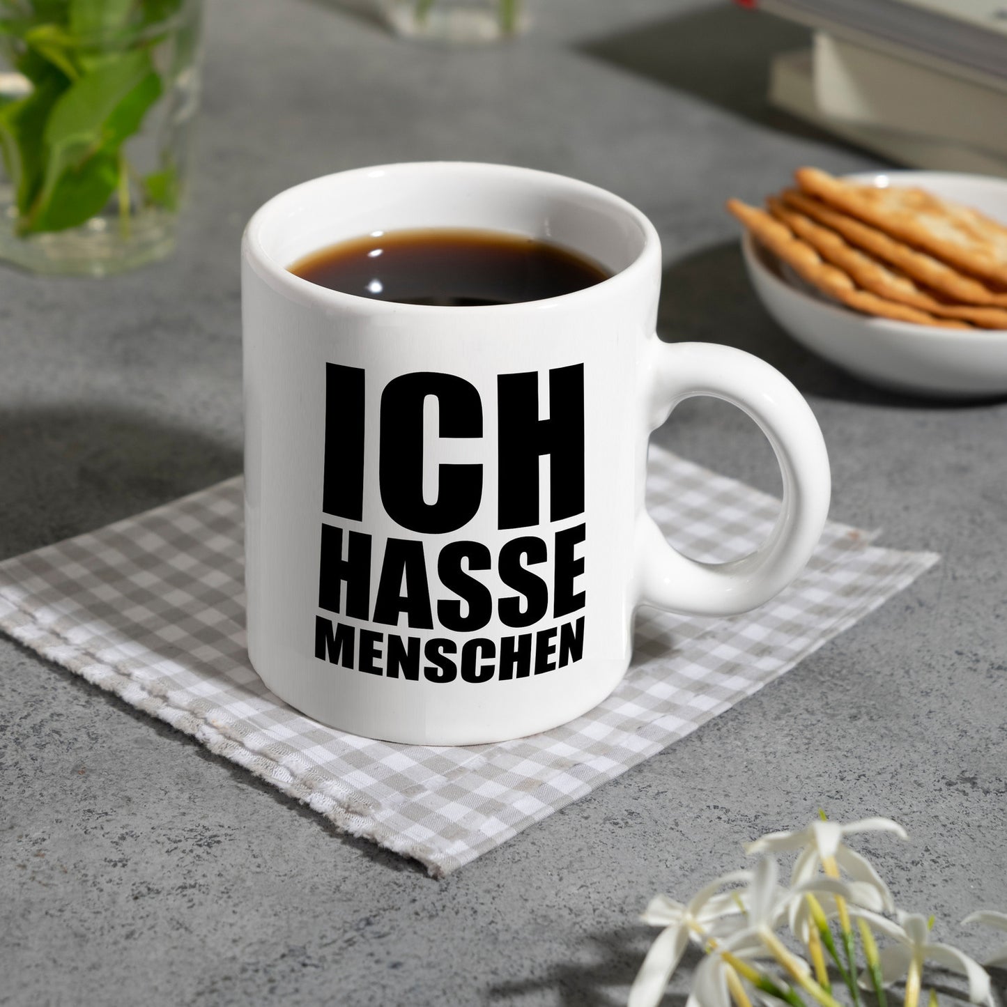 Kaffeebecher mit Mittelfinger Motiv und Spruch: Ich hasse Menschen