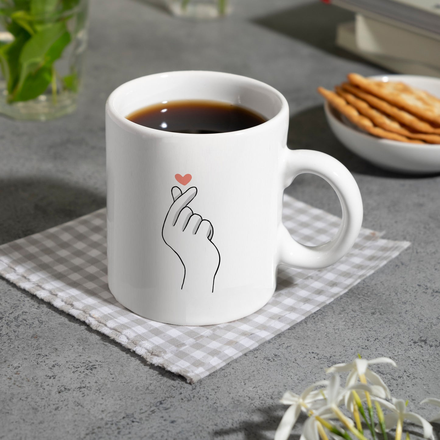 K-Pop Kaffeebecher in Schwarz-Weiß mit Herzsymbol