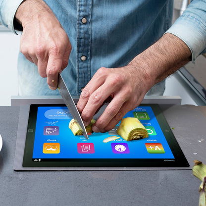 Tablet Schneidebrett aus Glas mit verschiedenen Apps
