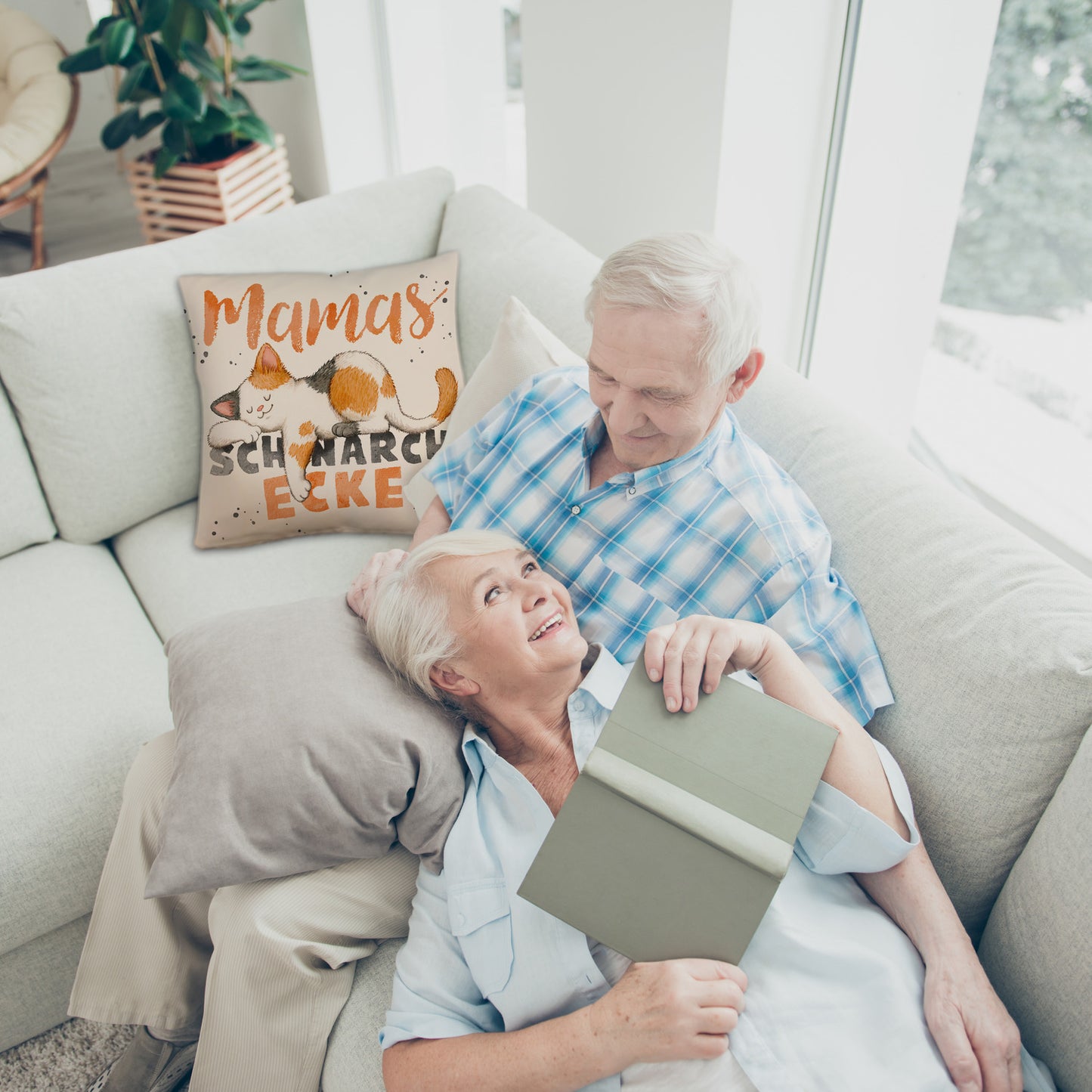 Orange Katze Kissen mit Leinenoptik mit Spruch Mamas Schnarchecke