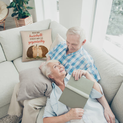 Igel Pärchen Kissen mit Leinenoptik mit Spruch Beim kuscheln repariert man sich gegenseitig