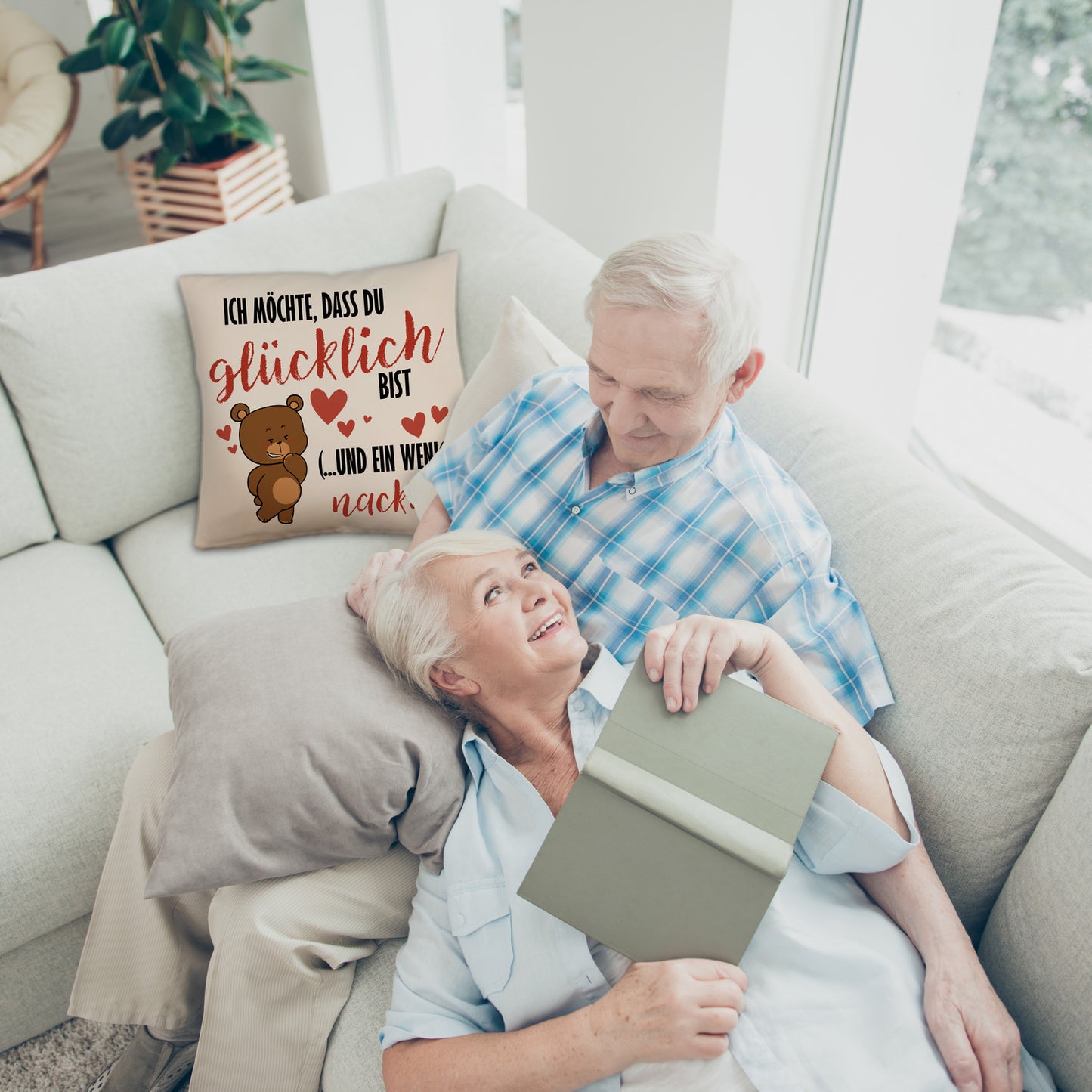 Knuddelbär Kissen mit Leinenoptik mit Spruch Strebe nach Glück und Nacktheit