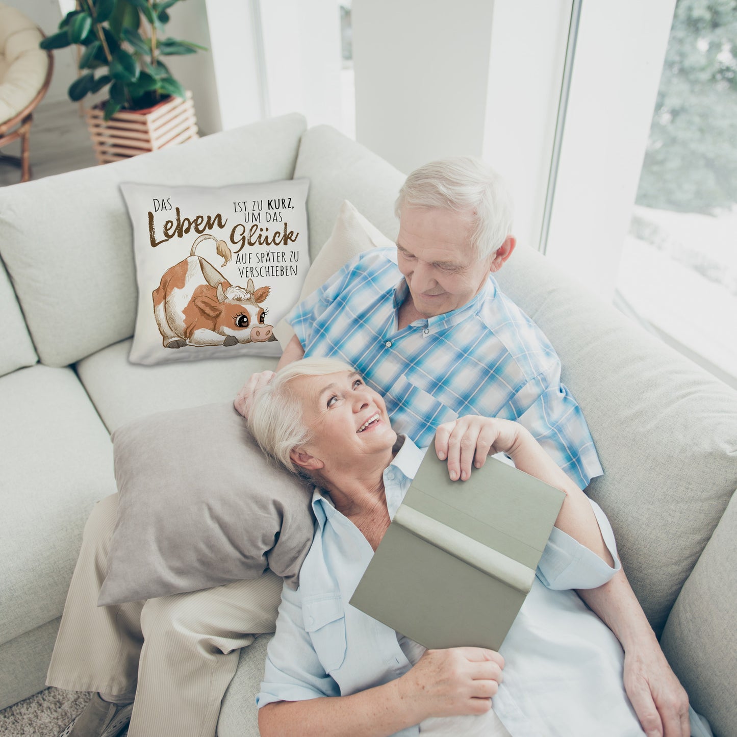 Kuh Kuschelkissen mit Spruch Das Leben ist zu kurz um das Glück zu verschieben